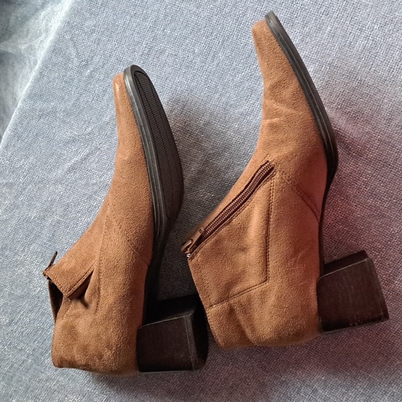 Liz Claiborne Suede Ankle Boot.  Camel Color. 8 1/2.  Like new - Picture 3 of 6
